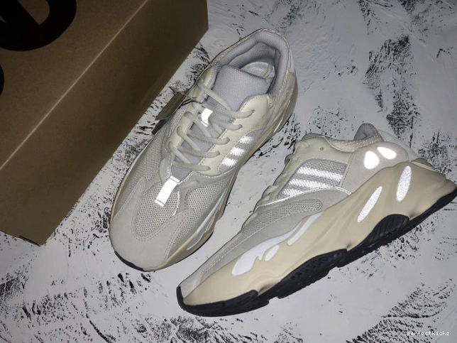 700 Yeezy Boost Adidas EG7596 Analog 0727